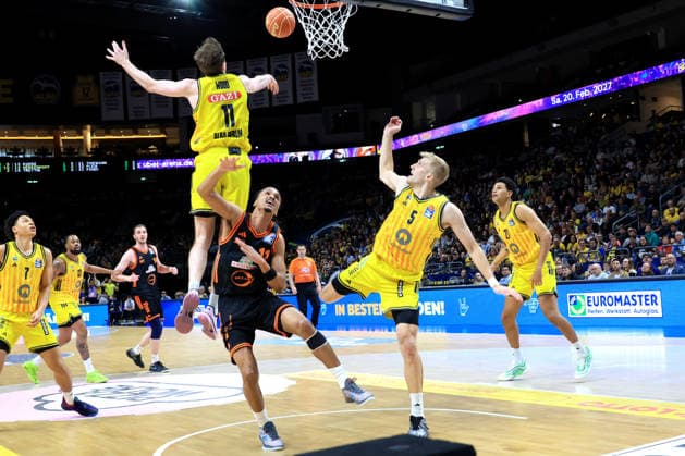 DEU, easyCredit BBL, ALBA vs. Rasta Vechta, 17.05.2026, Uber-Arena, Berlin, DEU, easyCredit BBL, ALBA vs. Rasta Vechta, im Bild Moses Wood (ALBA Berlin 11), Sam Griesel (ALBA Berlin 5), Michael Rataj (ALBA Berlin 21), Alonzo Verge jr. (RASTA Vechta 11)