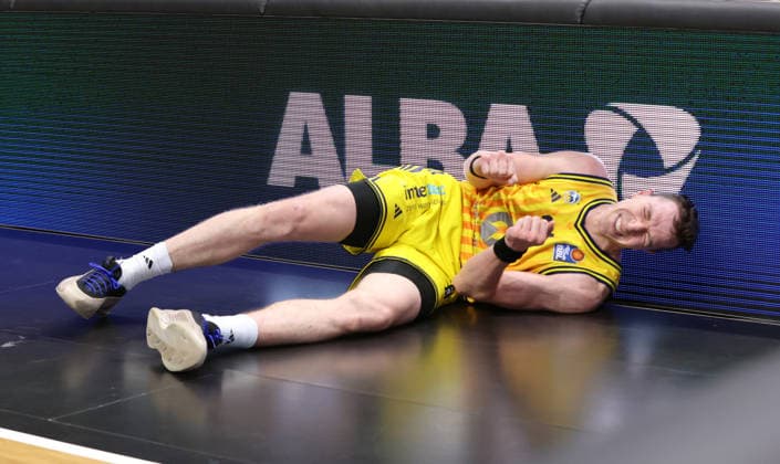 Justin Bean nach Zweikampf am Boden Spielszene Aktion Basketball BBL Bundesliga Herren Play Off Viertelfinale Saison 2025 2026 17.05.2026 ALBA Berlin vs SC Rasta Vechta