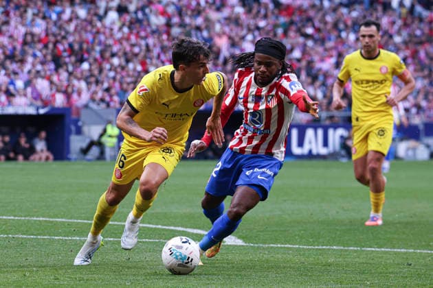 Atletico de Madrid vs. Girona, on the 37th matchday of the 2025 26 Spanish First Division May 17, 2026, Madrid, Spain: Alejandro Frances protects the ball against Lookman during the Spanish championship LaLiga football match between Atletico de Madrid and Girona CF on 17 May 2026 at Estadio Santiago Bernabeu in Madrid, Spain. Madrid, Spain Madrid Madrid Spain Copyright: xAlejandroxMatiasx