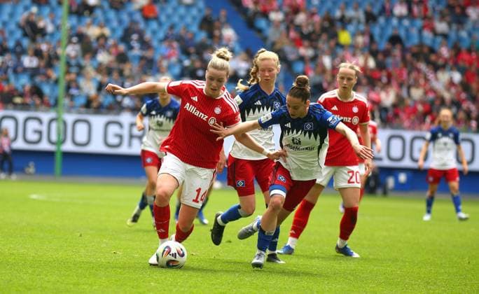 17.05.2026, xcex, GER, Hamburg, Volksparkstadion, Frauenfussball, 1. Bundesliga, DIE LIGA, Google Pixel Frauen-Bundesliga, Saison 2025 2026, Spieltag 26, HSV, FCB, Hamburger SV Frauen - FC Bayern Muenchen, Alara (FCB) gegen Michela Croatto (HSV) DFL regulations prohibit any use of photographs as image sequences and or quasi-video