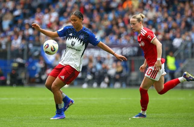 17.05.2026, xcex, GER, Hamburg, Volksparkstadion, Frauenfussball, 1. Bundesliga, DIE LIGA, Google Pixel Frauen-Bundesliga, Saison 2025 2026, Spieltag 26, HSV, FCB, Hamburger SV Frauen - FC Bayern Muenchen, Melina Krueger (HSV) vor Alara (FCB) DFL regulations prohibit any use of photographs as image sequences and or quasi-video