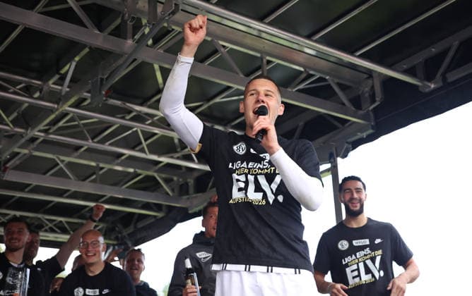 17.05.2026, Fussball, Herren, 2. Bundesliga, Saison 2025 2026, SV 07 Elversberg SC Preußen Münster, Die Mannschaft der SV 07 Elversberg feiert nach dem Abpfiff den Aufstieg in die 1. Bundesliga, Lukas Pinckert (SV 07 Elversberg) Elversberg Ursapharm-Arena an der Kaiserlinde Saarland Deutschland (DEU) Copyright: xSebastianxBachx