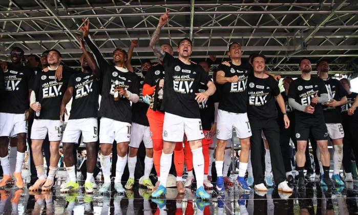 17.05.2026, Fussball, Herren, 2. Bundesliga, Saison 2025 2026, SV 07 Elversberg SC Preußen Münster, Die Mannschaft der SV 07 Elversberg feiert nach dem Abpfiff den Aufstieg in die 1. Bundesliga Elversberg Ursapharm-Arena an der Kaiserlinde Saarland Deutschland (DEU) Copyright: xSebastianxBachx
