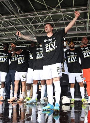 17.05.2026, Fussball, Herren, 2. Bundesliga, Saison 2025 2026, SV 07 Elversberg SC Preußen Münster, Die Mannschaft der SV 07 Elversberg feiert nach dem Abpfiff den Aufstieg in die 1. Bundesliga, Luca Schnellbacher (SV 07 Elversberg) Elversberg Ursapharm-Arena an der Kaiserlinde Saarland Deutschland (DEU) Copyright: xSebastianxBachx