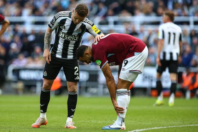 St James Park NEWCASTLE UPON TYNE, ENGLAND, MAY 17: Kieran Trippier of Newcastle United (L) consoles Callum Wilson of West Ham United (R) during a Premier League 2025-26 match between Newcastle United and West Ham United at St James Park on May 17, 2026 in Newcastle Upon Tyne, England. (Photo by Zach Forster Sports Press Photo) (Zach Forster Sports Press Photo SPP) Copyright: xZachxForster SportsxPressxPhotox xSPPx spp-en-ZaFoPrPh-spp26_zachf_1705_175