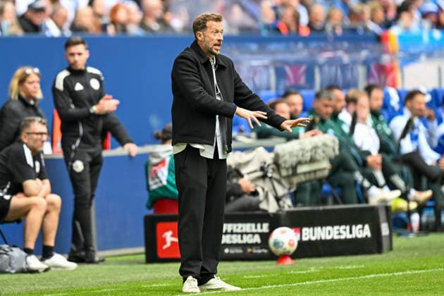 Lars Kornetka (Braunschweig) Mimik starker Gesichtsausdruck Emotion. Gestik Geste gestikuliert 17.05.2026 ¢ Fussball ¢ FC Schalke 04 vs Eintracht Braunschweig, Veltins-Arena, Gelsenkirchen, DFB DFL REGULATIONS PROHIBIT ANY USE OF PHOTOGRAPHS AS IMAGE SEQUENCES AND OR QUASI-VIDEO
