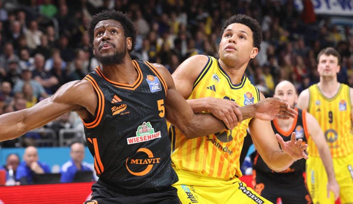 TJ Bamba, Michael Rataj Zweikampf Spielszene Aktion Basketball BBL Bundesliga Herren Play Off Viertelfinale Saison 2025 2026 17.05.2026 ALBA Berlin vs SC Rasta Vechta
