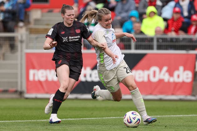 v.li.: Claudia Wenger (Bayer 04 Leverkusen, 5) und Lena Petermann (SV Werder Bremen, 20) im Zweikampf, Duell, Dynamik, Aktion, Action, Spielszene, DIE DFB-RICHTLINIEN UNTERSAGEN JEGLICHE NUTZUNG VON FOTOS ALS SEQUENZBILDER UND ODER VIDEOÄHNLICHE FOTOSTRECKEN. DFB REGULATIONS PROHIBIT ANY USE OF PHOTOGRAPHS AS IMAGE SEQUENCES AND OR QUASI-VIDEO., 17.05.2026, Leverkusen (Deutschland), Fussball, Google Pixel Frauen-Bundesliga, Bayer 04 Leverkusen - SV Werder Bremen