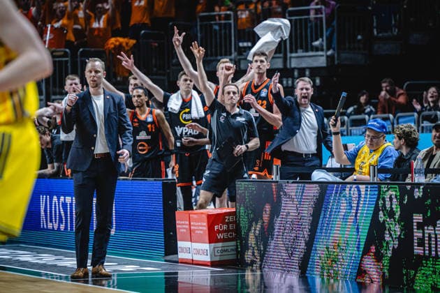 Basketball Berlin 17.05.2026 Saison 2025 2026 EasyCredit BBL 1. Bundesliga Männer, Herren Playoffs Viertelfinale Spiel 1 Alba Berlin - RASTA Vechta Jubel vechta Christian Held (Vechta, Trainer)