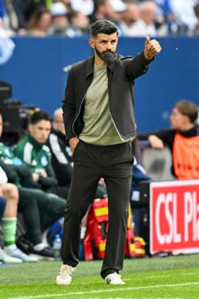 Miron Muslic (Schalke) Gestik Geste gestikuliert 17.05.2026 ¢ Fussball ¢ FC Schalke 04 vs Eintracht Braunschweig, Veltins-Arena, Gelsenkirchen, DFB DFL REGULATIONS PROHIBIT ANY USE OF PHOTOGRAPHS AS IMAGE SEQUENCES AND OR QUASI-VIDEO