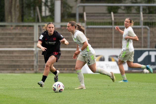 LEVERKUSEN, GERMANY - MAY 17: Estrella Merino Gonzalez (10 Bayer 04 Leverkusen) and Chiara D?Angelo (2 SV Werder Bremen) in action during the Google Pixel Frauen-Bundesliga match between Bayer 04 Leverkusen and SV Werder Bremen at Ulrich-Haberland-Stadion on May 17, 2026 in Leverkusen, Germany. (Photo by Qianru Zhang Press Photo) Copyright: xQianruxZhang SPPx Sportspressphoto_SPR148965