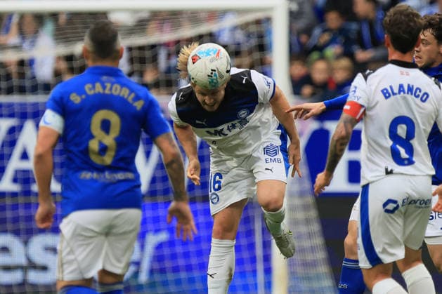 RECORD DATE NOT STATED ESP: LaLiga EA Sports Real Oviedo v Alaves Ville Koski of Alaves challenges for a header during LaLiga EA Sports, between Real Oviedo v Alaves played at Carlos Tartiere Stadium in Oviedo on May 17th, 2026 in Spain; Oviedo Spain Futbol Copyright: xAgenciaxLOFx