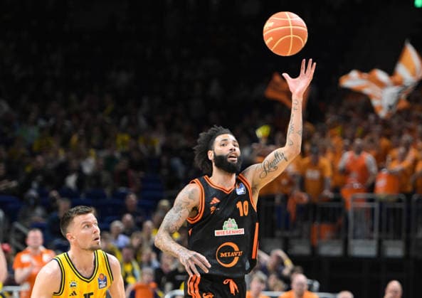 17.05.2026, xlakx, Basketball easyCredit BBL Bundesliga Playoffs, Alba Berlin - SC Rasta Vechta v.l. Martin Hermannsson (Alba Berlin), Tevin Brown (Rasta Vechta) Zweikampf, Duell, Kampf, tackle Berlin