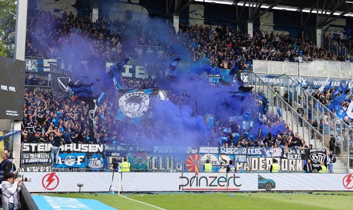 16.05.2026, Fussball 2. Bundesliga, SV Darmstadt 98 - SC Paderborn, v.l., Paderborn-Fans zünden Pyrotechnik, Pyro, Rauch, Feuer, Bengalos, Rauchbomben, pirotecnica, fumo, fuoco, Wunderkerzen DFL DFB REGULATIONS PROHIBIT ANY USE OF PHOTOGRAPHS AS IMAGE SEQUENCES AND OR QUASI-VIDEO. xdcx Copyright: HMBxMedia Claus