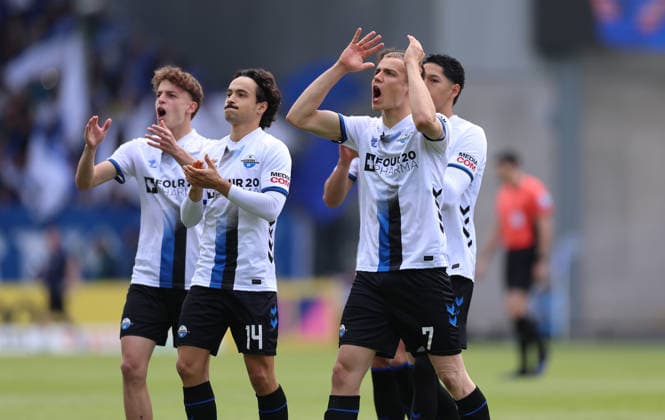16.05.2026, Fussball 2. Bundesliga, SV Darmstadt 98 - SC Paderborn, v.l., Filip Bilbija (SC Paderborn) gibt Anweisungen, gestikuliert, mit den Armen gestikulieren, gives instructions, gesticulate DFL DFB REGULATIONS PROHIBIT ANY USE OF PHOTOGRAPHS AS IMAGE SEQUENCES AND OR QUASI-VIDEO. xdcx Copyright: HMBxMedia Claus
