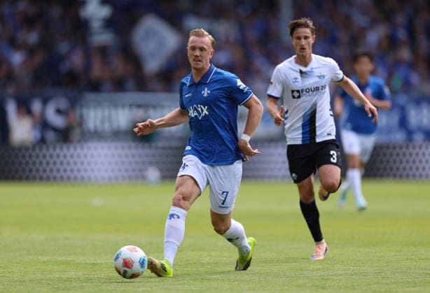 16.05.2026, Fussball 2. Bundesliga, SV Darmstadt 98 - SC Paderborn, v.l., Isac Lidberg (SV Darmstadt 98), Jonah Sticker (SC Paderborn) DFL DFB REGULATIONS PROHIBIT ANY USE OF PHOTOGRAPHS AS IMAGE SEQUENCES AND OR QUASI-VIDEO. xdcx Copyright: HMBxMedia Claus