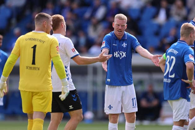 16.05.2026, Fussball 2. Bundesliga, SV Darmstadt 98 - SC Paderborn, v.l., Kai Klefisch (SV Darmstadt 98) gibt Anweisungen, gestikuliert, mit den Armen gestikulieren, gives instructions, gesticulate DFL DFB REGULATIONS PROHIBIT ANY USE OF PHOTOGRAPHS AS IMAGE SEQUENCES AND OR QUASI-VIDEO. xdcx Copyright: HMBxMedia Claus