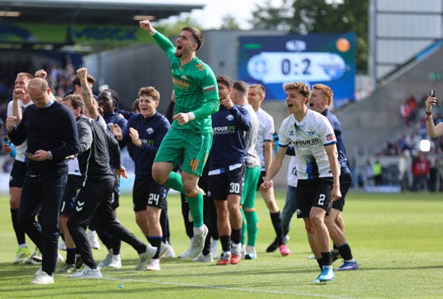 16.05.2026, Fussball 2. Bundesliga, SV Darmstadt 98 - SC Paderborn, v.l., Paderborn-Spieler jubelnd bejubelt jubelt jubeln celebrate nach dem Abpfiff in Hannover, Paderborn spielt in der Relegation um den Aufstieg in die Bundesliga, Torwart Dennis Seimen (SC Paderborn), Ruben Müller (SC Paderborn) DFL DFB REGULATIONS PROHIBIT ANY USE OF PHOTOGRAPHS AS IMAGE SEQUENCES AND OR QUASI-VIDEO. xdcx Copyright: HMBxMedia Claus