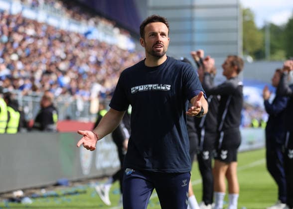 16.05.2026, Fussball 2. Bundesliga, SV Darmstadt 98 - SC Paderborn, v.l., Trainer Ralf Kettemann (SC Paderborn) gibt Anweisungen, gestikuliert, mit den Armen gestikulieren, gives instructions, gesticulate DFL DFB REGULATIONS PROHIBIT ANY USE OF PHOTOGRAPHS AS IMAGE SEQUENCES AND OR QUASI-VIDEO. xdcx Copyright: HMBxMedia Claus
