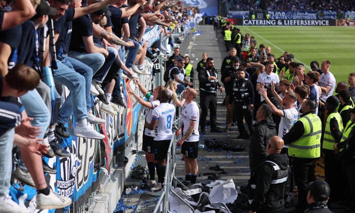 16.05.2026, Fussball 2. Bundesliga, SV Darmstadt 98 - SC Paderborn, v.l., Paderborn-Spieler jubelnd bejubelt jubelt jubeln celebrate nach dem Abpfiff in Hannover, Paderborn spielt in der Relegation um den Aufstieg in die Bundesliga DFL DFB REGULATIONS PROHIBIT ANY USE OF PHOTOGRAPHS AS IMAGE SEQUENCES AND OR QUASI-VIDEO. xdcx Copyright: HMBxMedia Claus