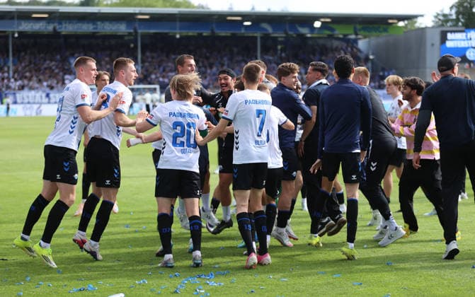 16.05.2026, Fussball 2. Bundesliga, SV Darmstadt 98 - SC Paderborn, v.l., Paderborn-Spieler jubelnd bejubelt jubelt jubeln celebrate nach dem Abpfiff in Hannover, Paderborn spielt in der Relegation um den Aufstieg in die Bundesliga DFL DFB REGULATIONS PROHIBIT ANY USE OF PHOTOGRAPHS AS IMAGE SEQUENCES AND OR QUASI-VIDEO. xdcx Copyright: HMBxMedia Claus