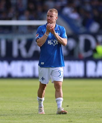 16.05.2026, Fussball 2. Bundesliga, SV Darmstadt 98 - SC Paderborn, v.l., Fabian Holland (SV Darmstadt 98) bedankt sich bei den Fans, bedanken, Dank, Mannschaft nach dem Spiel, after the match, bedankt sich bei den Fans, applauds the fans und beendet seine Karriere nach 12 Jahren in Darmstadt DFL DFB REGULATIONS PROHIBIT ANY USE OF PHOTOGRAPHS AS IMAGE SEQUENCES AND OR QUASI-VIDEO. xdcx Copyright: HMBxMedia Claus