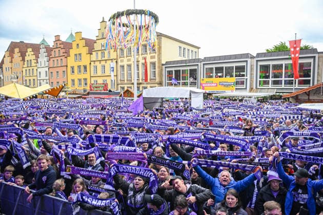 Meisterfeier im Rathaus nach dem Aufstieg des VfL Osnabrück am 17.05.2026 Fans auf dem Rathausplatz