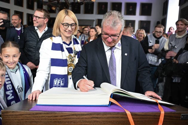 Meisterfeier im Rathaus nach dem Aufstieg des VfL Osnabrück am 17.05.2026 Oberbürgermeisterin von Osnabrück Katharina Pötter Poetter empfängt den Aufsteiger und Meister des VfL Osnabrück, hier trägt sich Praesident Holger Elixmann (Osnabrueck) in das Goldene Buch der Stadt Osnabrück ein.