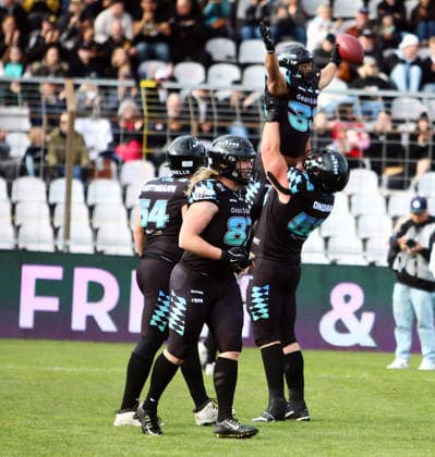 Freude bei den Munich Ravens, ganz oben Justin RODNEY (Muenchen), European Football Alliance, Munich Ravens vs Raiders Tirol, Muenchen, Gruenwalder Stadion, 17.05.26 Copyright: WolfgangxFehrmann