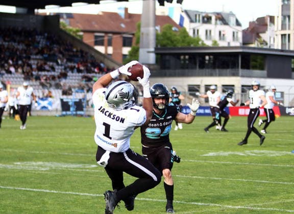 von links Aaron JACKSON (Tirol), Jonas GUERNTKE (Muenchen), European Football Alliance, Munich Ravens vs Raiders Tirol, Muenchen, Gruenwalder Stadion, 17.05.26 Copyright: WolfgangxFehrmann
