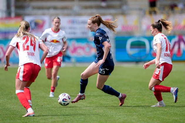 v.li.: Nikoline Hougaard Dudek (RBL, 24), Nikee van Dijk (TSG, 25), Annabel Schasching (RBL, 16), Aktion, Action, Spielszene, 17.05.2026, Sinsheim (Hoffenheim) (Deutschland), Fussball, Google Pixel Frauen-Bundesliga, TSG 1899 Hoffenheim - RB Leipzig, DFB DFL REGULATIONS PROHIBIT ANY USE OF PHOTOGRAPHS AS IMAGE SEQUENCES AND OR QUASI-VIDEO.