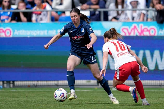 v.li.: Chiara Hahn (TSG, 23), Annabel Schasching (RBL, 16), Zweikampf, Spielszene, Duell, duel, tackle, tackling, Dynamik, Action, Aktion, 17.05.2026, Sinsheim (Hoffenheim) (Deutschland), Fussball, Google Pixel Frauen-Bundesliga, TSG 1899 Hoffenheim - RB Leipzig, DFB DFL REGULATIONS PROHIBIT ANY USE OF PHOTOGRAPHS AS IMAGE SEQUENCES AND OR QUASI-VIDEO.