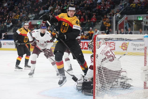 17.05.2026 Swiss Life Arena Zuerich , SCHWEIZ, Herren IIHF World Championship, WM, Weltmeisterschaft Zurich 2026 Gruppe A Deutschland - Lettland Joshua Samanski (GER) vor Torwart Kristers Gudlevskis (LAT)
