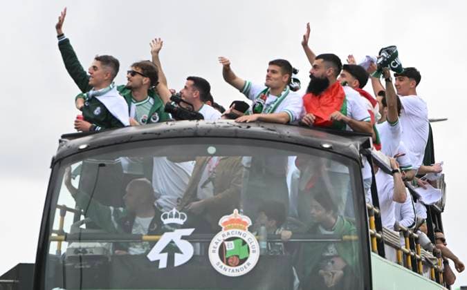 El Racing de Santander celebra con su afición su ascenso a Primera Celebración de la subida del Racing de Santander a Primera División de LaLiga, a 17 de mayo de 2026, en Santander, Cantabria (Espana). Jugadores, cuerpo técnico y directiva han recorrido la ciudad a bordo de un autobús descapotable de dos pisos para compartir el ascenso con miles de seguidores. 17 MAYO 2026;RACING;SANTANDER;FUTBOL;PRIMERA;DIVISIÓN;ASCENSO;CANTABRIA;LIGA Santander (Cantabria) Santander (Cantabria) Espana Copyright: xNachoxCuberox 7530502