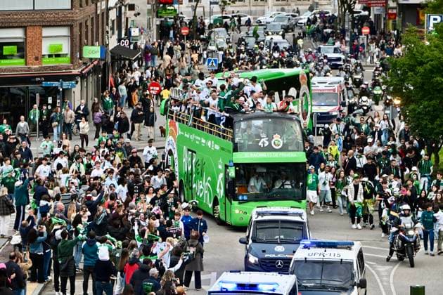 Sport Bilder des Tages El Racing de Santander celebra con su afición su ascenso a Primera Celebración de la subida del Racing de Santander a Primera División de LaLiga, a 17 de mayo de 2026, en Santander, Cantabria (Espana). Jugadores, cuerpo técnico y directiva han recorrido la ciudad a bordo de un autobús descapotable de dos pisos para compartir el ascenso con miles de seguidores. 17 MAYO 2026;RACING;SANTANDER;FUTBOL;PRIMERA;DIVISIÓN;ASCENSO;CANTABRIA;LIGA Santander (Cantabria) Santander (Cantabria) Espana Copyright: xNachoxCuberox 7530503