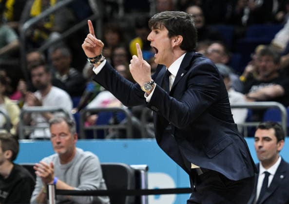 17.05.2026, xlakx, Basketball easyCredit BBL Bundesliga Playoffs, Alba Berlin - SC Rasta Vechta v.l. Pedro Calles (Alba Berlin Trainer) gibt Anweisungen, gestikuliert mit den Armen, gesticulate, gives instructions Berlin