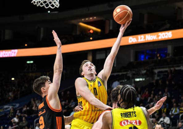 17.05.2026, xlakx, Basketball easyCredit BBL Bundesliga Playoffs, Alba Berlin - SC Rasta Vechta v.l. Joschka Ferner (Rasta Vechta), Moses Wood (Alba Berlin), Jwan Roberts (Alba Berlin) Zweikampf, Duell, Kampf, tackle Berlin