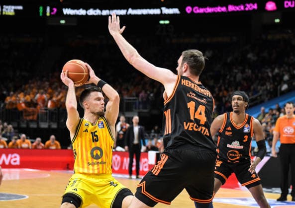 17.05.2026, xlakx, Basketball easyCredit BBL Bundesliga Playoffs, Alba Berlin - SC Rasta Vechta v.l. Martin Hermannsson (Alba Berlin), Philipp Herkenhoff (Rasta Vechta) Zweikampf, Duell, Kampf, tackle Berlin