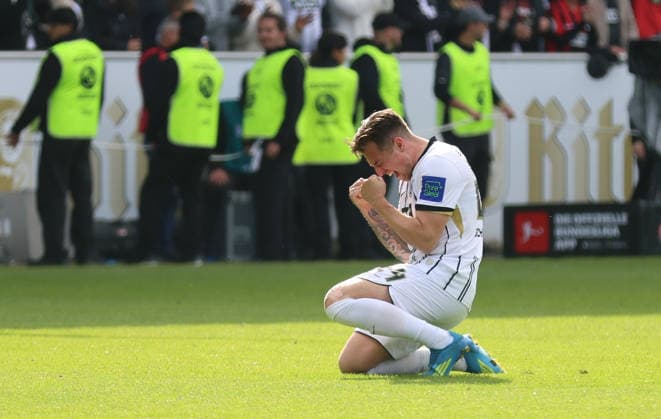 17.05.2026, Fussball, Herren, 2. Bundesliga, Saison 2025 2026, SV 07 Elversberg SC Preußen Münster, Luca Schnellbacher (SV 07 Elversberg) jubelt bei Spielabpfiff Elversberg Ursapharm-Arena an der Kaiserlinde Saarland Deutschland (DEU) Copyright: xSebastianxBachx