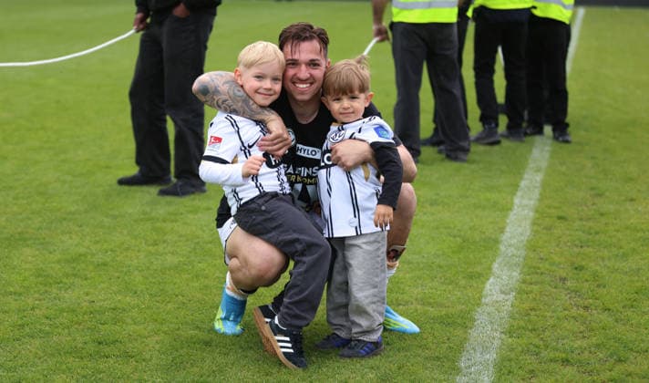 17.05.2026, Fussball, Herren, 2. Bundesliga, Saison 2025 2026, SV 07 Elversberg SC Preußen Münster, Luca Schnellbacher (SV 07 Elversberg) mit seinen Kindern Elversberg Ursapharm-Arena an der Kaiserlinde Saarland Deutschland (DEU) Copyright: xSebastianxBachx