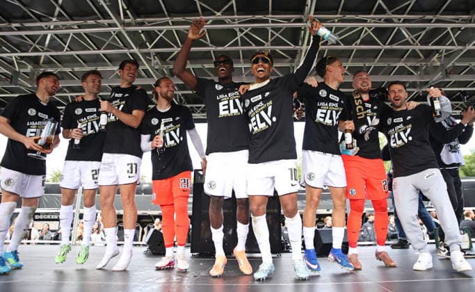17.05.2026, Fussball, Herren, 2. Bundesliga, Saison 2025 2026, SV 07 Elversberg SC Preußen Münster, Die Mannschaft der SV 07 Elversberg feiert auf eine Bühne den Aufstieg in die 1. Bundesliga Elversberg Ursapharm-Arena an der Kaiserlinde Saarland Deutschland (DEU) Copyright: xSebastianxBachx