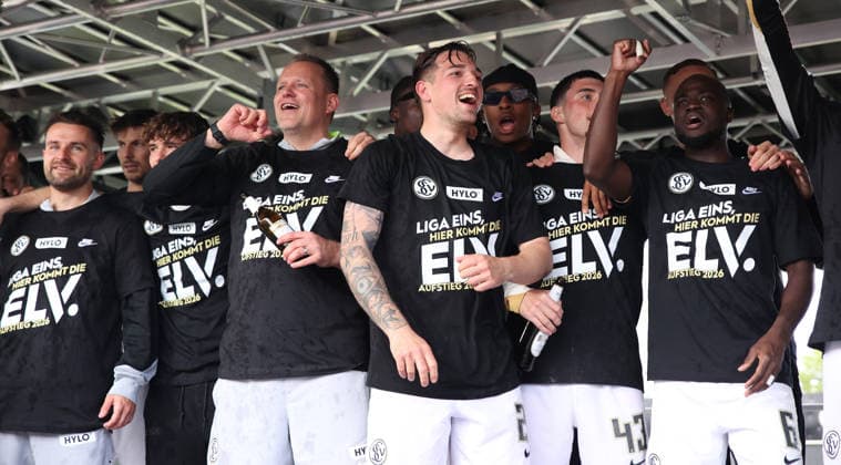 17.05.2026, Fussball, Herren, 2. Bundesliga, Saison 2025 2026, SV 07 Elversberg SC Preußen Münster, Die Mannschaft der SV 07 Elversberg feiert auf eine Bühne den Aufstieg in die 1. Bundesliga, Luca Schnellbacher (SV 07 Elversberg) Elversberg Ursapharm-Arena an der Kaiserlinde Saarland Deutschland (DEU) Copyright: xSebastianxBachx