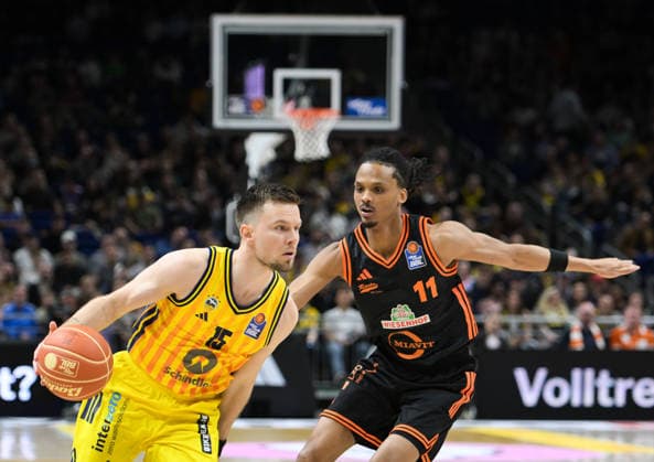 17.05.2026, xlakx, Basketball easyCredit BBL Bundesliga Playoffs, Alba Berlin - SC Rasta Vechta v.l. Martin Hermannsson (Alba Berlin), Alonzo Verge (Rasta Vechta) Zweikampf, Duell, Kampf, tackle Berlin