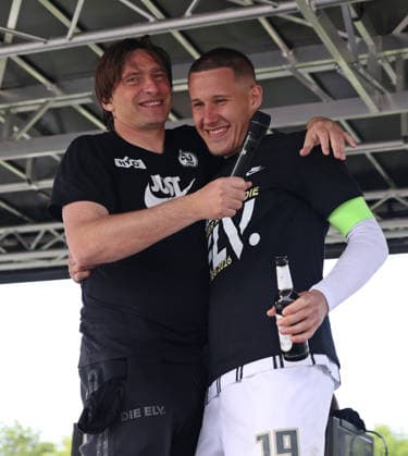 17.05.2026, Fussball, Herren, 2. Bundesliga, Saison 2025 2026, SV 07 Elversberg SC Preußen Münster, Die Mannschaft der SV 07 Elversberg feiert auf eine Bühne den Aufstieg in die 1. Bundesliga, Trainer Vincent Wagner (SV 07 Elversberg) und Lukas Pinckert (SV 07 Elversberg) Elversberg Ursapharm-Arena an der Kaiserlinde Saarland Deutschland (DEU) Copyright: xSebastianxBachx