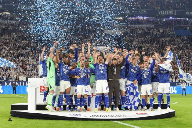 17.05.2026, GER, Fussball, Herren, 2. BL, Saison 2025 2026, FC Schalke 04 - Eintracht Braunschweig Kenan Karaman (S04) hält die Meisterschale der 2. Bundesliga in die Luft Gelsenkirchen VELTINS-Arena Nordrhein-Westfalen Deutschland Copyright: xAdrianxSchlüterx