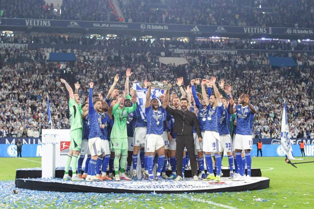 17.05.2026, GER, Fussball, Herren, 2. BL, Saison 2025 2026, FC Schalke 04 - Eintracht Braunschweig Moussa Sylla (S04) hält die Meisterschale der 2. Bundesliga in die Luft Gelsenkirchen VELTINS-Arena Nordrhein-Westfalen Deutschland Copyright: xAdrianxSchlüterx