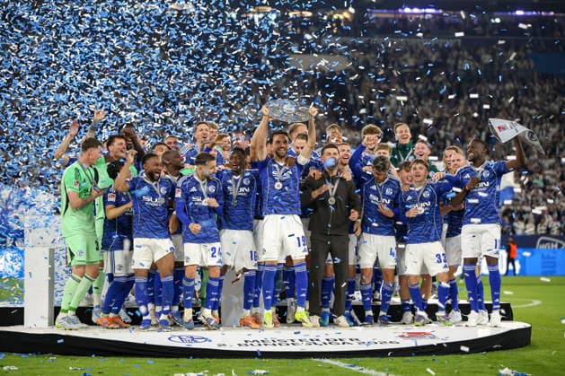 17.05.2026, GER, Fussball, Herren, 2. BL, Saison 2025 2026, FC Schalke 04 - Eintracht Braunschweig Kenan Karaman (S04) hält die Meisterschale der 2. Bundesliga in die Luft Gelsenkirchen VELTINS-Arena Nordrhein-Westfalen Deutschland Copyright: xAdrianxSchlüterx