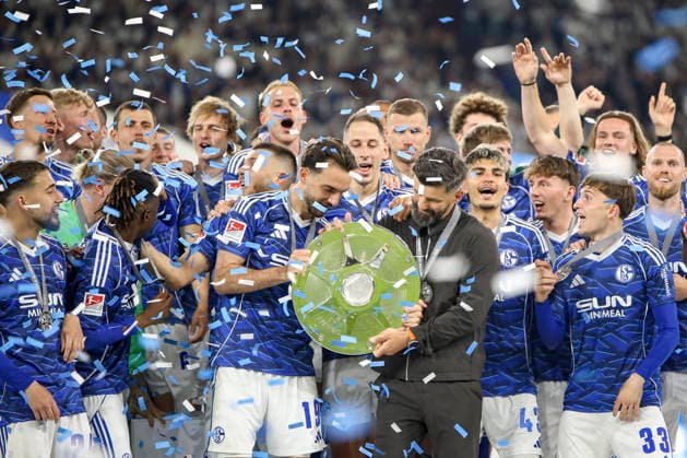 17.05.2026, GER, Fussball, Herren, 2. BL, Saison 2025 2026, FC Schalke 04 - Eintracht Braunschweig Kenan Karaman (S04) und Trainer Miron Muslic (S04) halten die Meisterschale der 2. Bundesliga gemeinsam Gelsenkirchen VELTINS-Arena Nordrhein-Westfalen Deutschland Copyright: xAdrianxSchlüterx