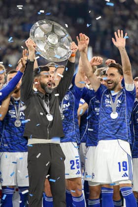 17.05.2026, GER, Fussball, Herren, 2. BL, Saison 2025 2026, FC Schalke 04 - Eintracht Braunschweig Trainer Miron Muslic (S04) hält die Meisterschale der 2. Bundesliga in die Luft Gelsenkirchen VELTINS-Arena Nordrhein-Westfalen Deutschland Copyright: xAdrianxSchlüterx