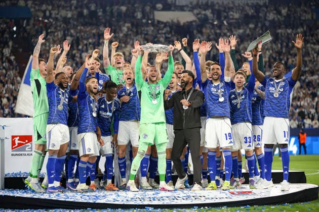 17.05.2026, GER, Fussball, Herren, 2. BL, Saison 2025 2026, FC Schalke 04 - Eintracht Braunschweig Loris Karius (S04) hält die Meisterschale der 2. Bundesliga in die Luft Gelsenkirchen VELTINS-Arena Nordrhein-Westfalen Deutschland Copyright: xAdrianxSchlüterx